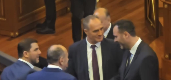 Konjufca përshëndet deputetët e PDK-së, Kurti e shikon