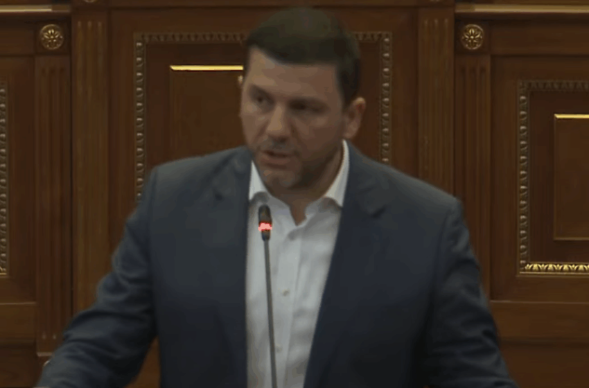 Krasniqi reagon ashpër, Dehari ia ndal mikrofonin: Mos u bëni pjesë e shkeljes ligjore, mos e bëni cirk Kuvendin