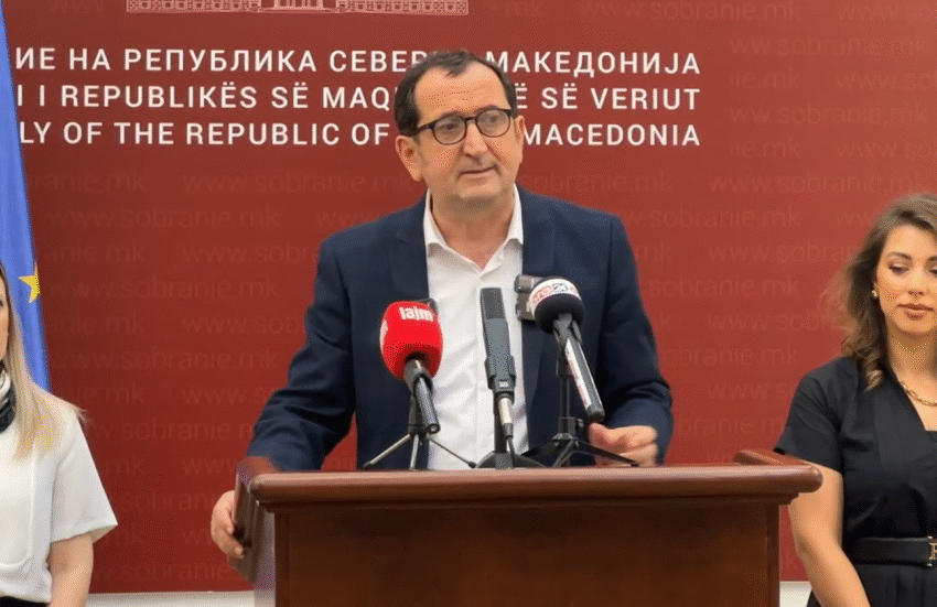 Bekim Qoku në press konferencë, deputetët e Alternarivës e bojkotojnë, a po ndahet VLEN?