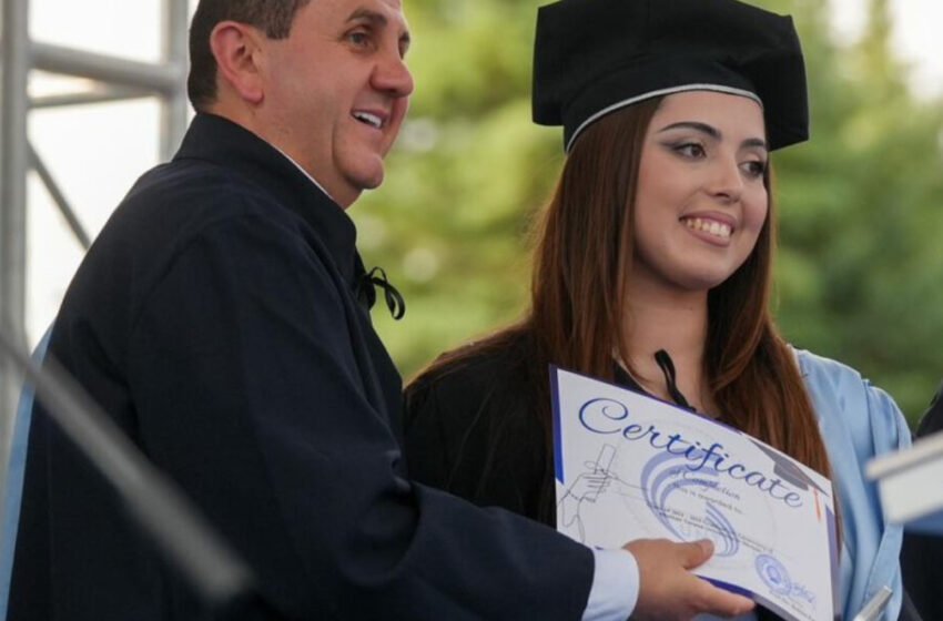 Kanita Fazliu zgjedhet studente e gjeneratës në Universitetin “Nëna Tereza”