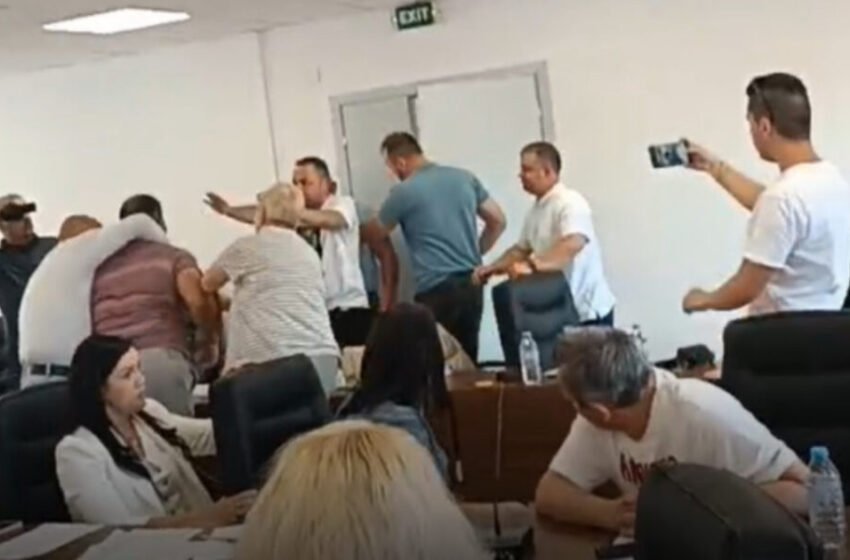 Përplasje fizike në mes këshilltarëve në Komunën e Koçanit