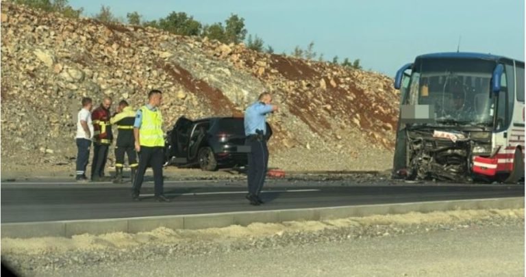 Aksident tragjik, një humbje jete dhe 5 të plagosur – FOTO