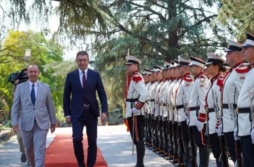 Dita e Ushtrisë – Kryeministri Mickoski provokon Greqinë, përmend shtetin me emrin e vjetër