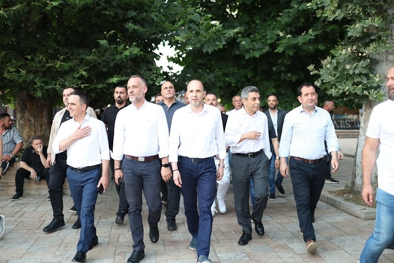 VLEN: Bujar Osmani, pse shkove te Gruevski në Hungari, shqiptarët presin përgjigje?