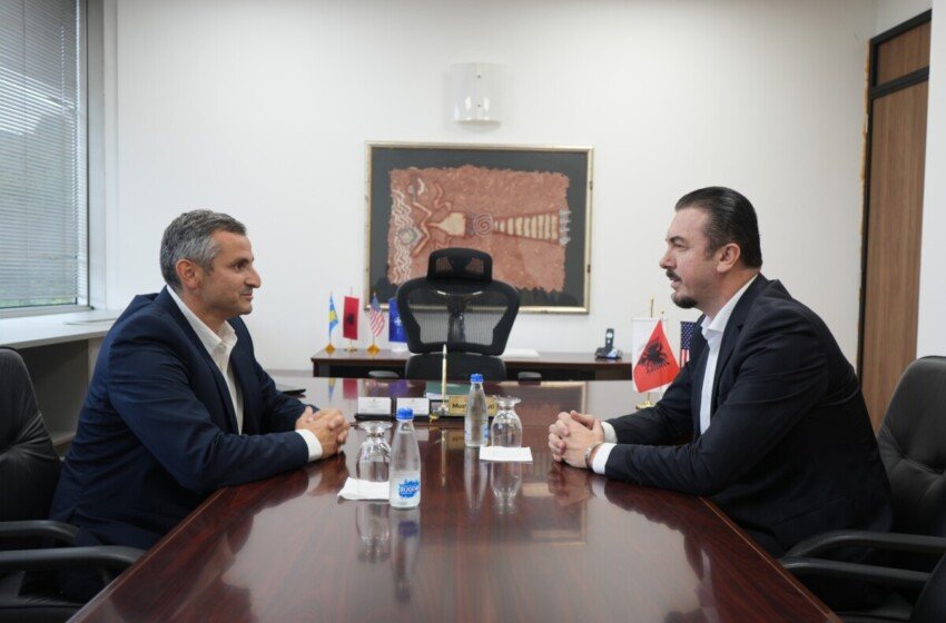  Forcimi i Bashkëpunimit Ndërinstitucional: Takim i rëndësishëm mes Doganës dhe Drejtorisë së të Ardhurave Publike