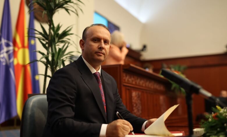 Gjuha shqipe në rrezik edhe në Parlament, nën drejtimin e Afrim Gashit