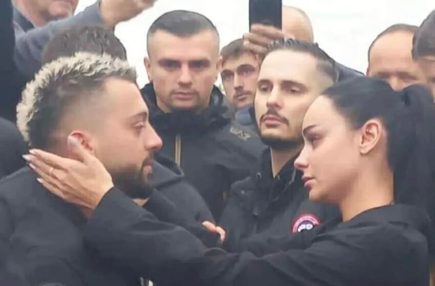  Egli Tako merr pjesë në ceremoninë e varrimit të vëllait të Gjestit/VIDEO