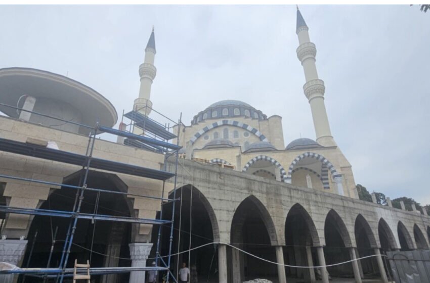 Fetai dhe Ismaili mbikëqyrën punimet në ndërtimin e xhamisë në Fushë Topanë