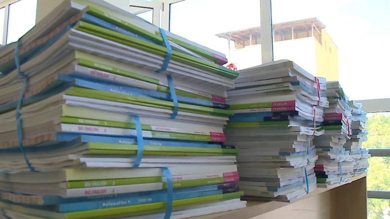 Mungesa e librave shkollorë, prindërit detyrohen t’i printojnë vetë për fëmijët