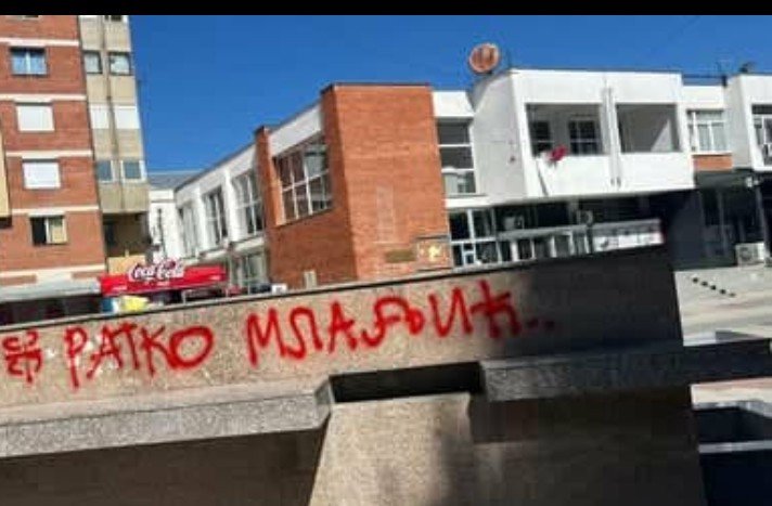 Lugina në rrezik: Grafitet me emrin e Ratko Mladiq alarmojnë shqiptarët – kërkohet reagim nga Tirana e Prishtina