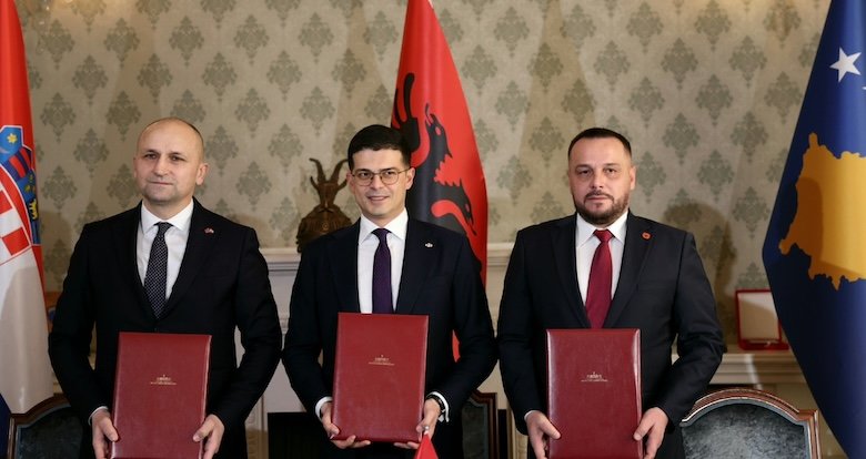 “Politika dyfytyrëshe e Perëndimit dhe kërcënimi i Vuçiqit: Aleanca shqiptare, mburoja e paqes në Ballkan”