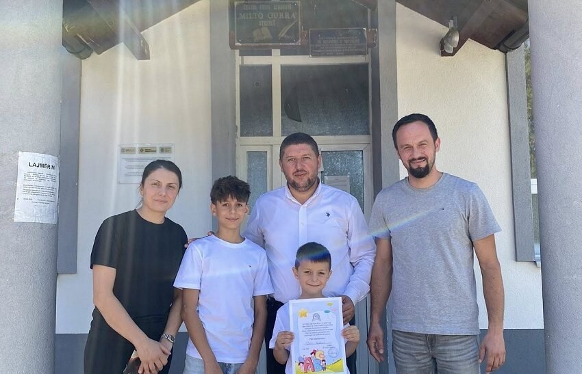 Mërgimtari kthehet përgjithmonë në vendlindje, fëmijët e tij u ulën në bankat ku ka mësuar vetë ai (VIDEO)