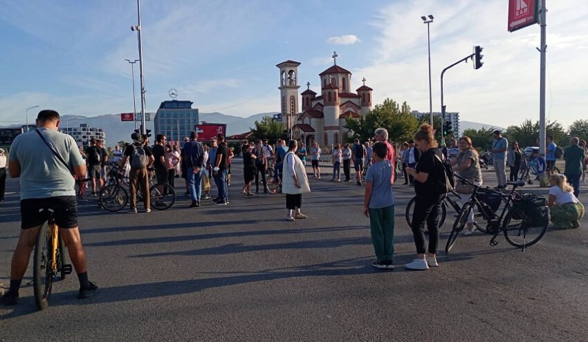 Banorët e Aerodromit dhe Gazi Babës bllokojnë rrugët: “Duam ajër të pastër, jo politikë