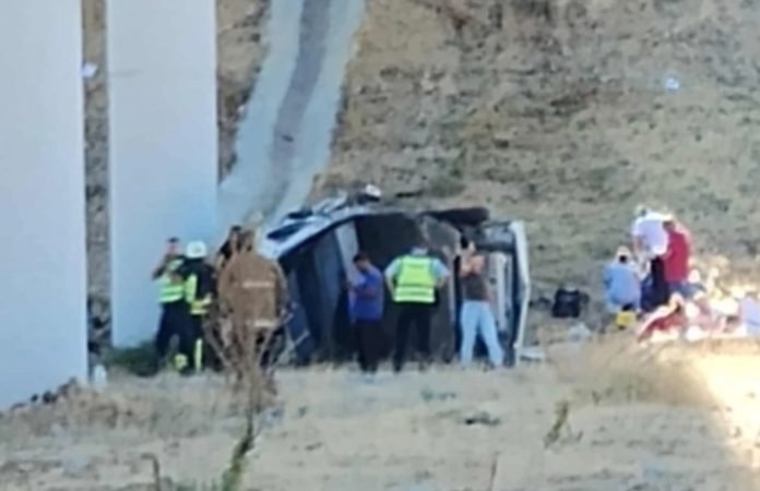 Aksident i rëndë në autostradën Shtip–Radovish, furgoni që transportonte punëtorë ra nga ura