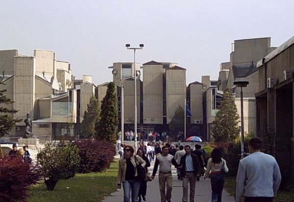  Vetëm 15 studentë për gjuhën shqipe!