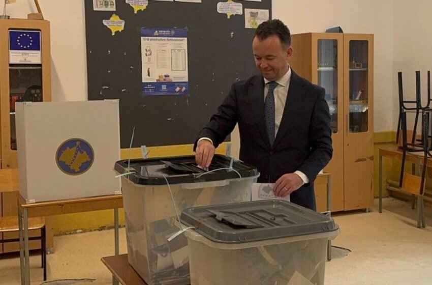  Voton Faton Peci: 15 minuta votim për 4 vjet shërbim 