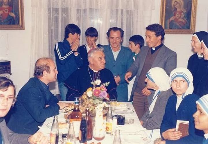 43 vjet nga vizita e Nënë Terezës në Pejë – mesazh dashurie dhe shprese për Kosovën
