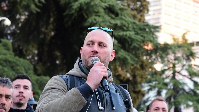Florian Binaj nis fushatën, qytetarët e ndalojnë për ta përshëndetur: Do fitosh se je i thjeshtë si ne (VIDEO)