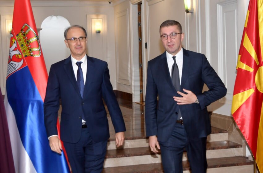  Mickoski zhvilloi takim me kryeministrin serb Macut