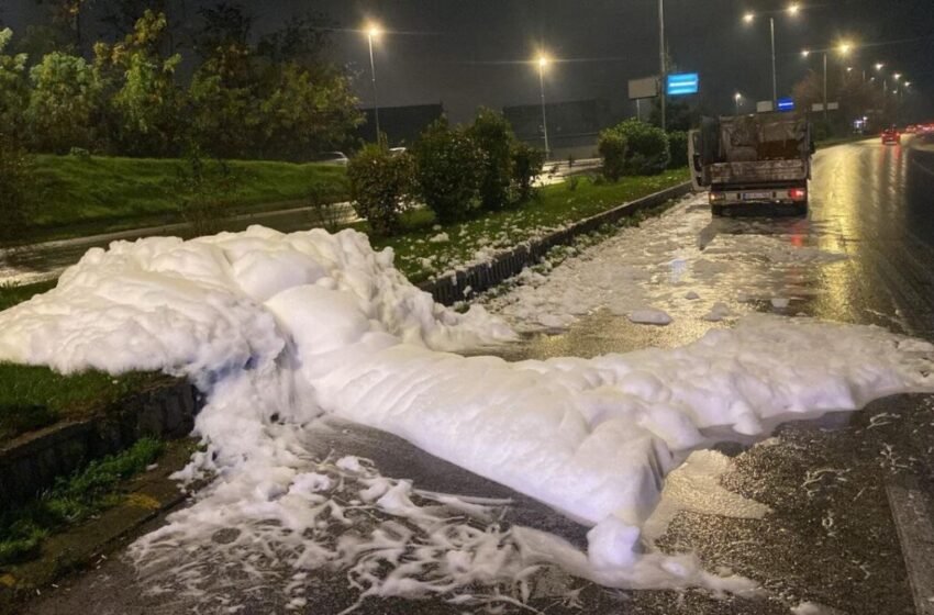  Incident ekologjik në Gazi Babë të Shkupit, identifikohet kompania që derdhi substancë të bardhë në rrugë