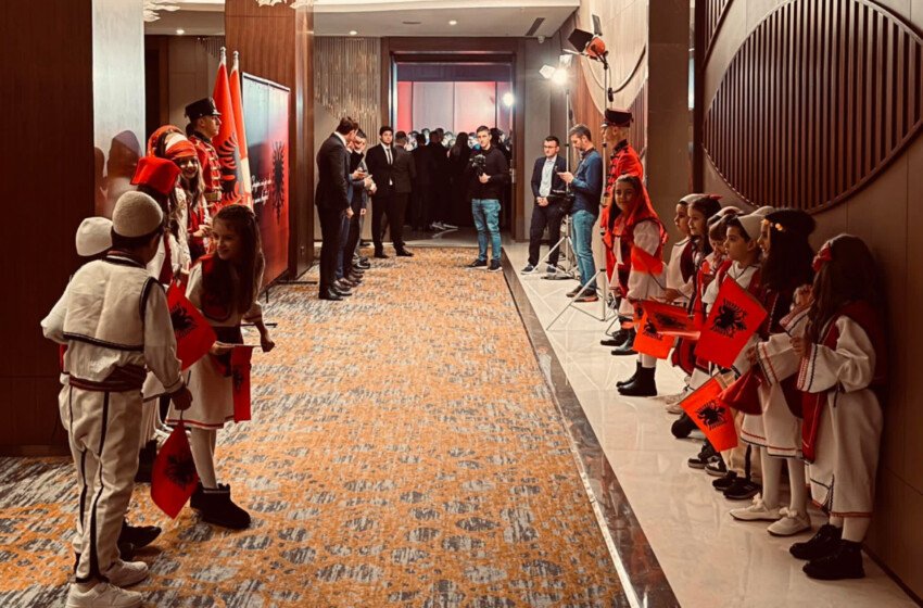  Gjesti i Ambasadës së Shqipërisë: Nxënësit e Butelit në radhë të parë në pritjen për 28 Nëntorin