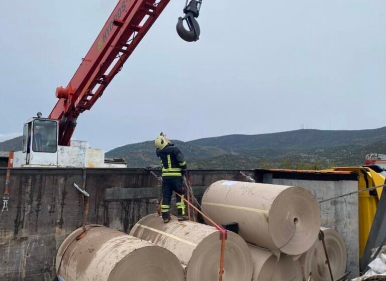  Një emigrante nga Kina ka vdekur, ndërsa 7 emigrantë të tjerë janë lënduar në një aksident me kamion në Maqedoni