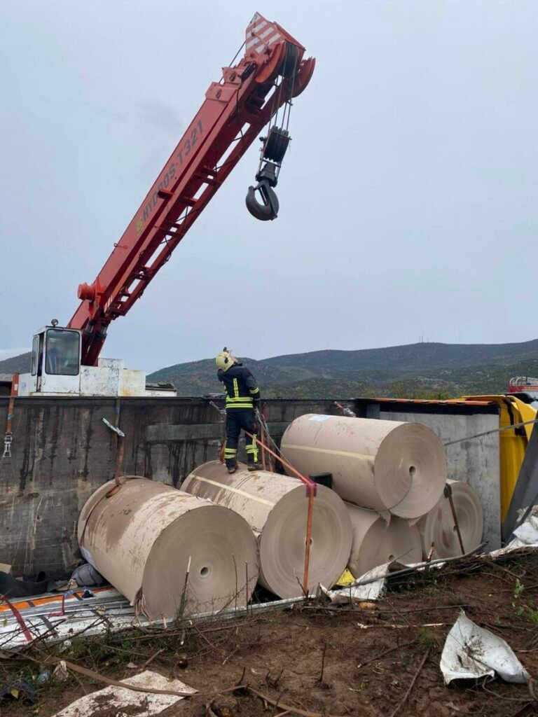 Një emigrante nga Kina ka vdekur  ndërsa 7 emigrantë të tjerë janë lënduar në një aksident me kamion në Maqedoni