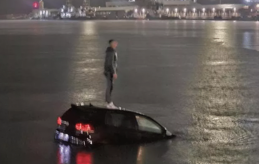  Vetura bie në det në Bari, shoferi shqiptar shpëton duke u ngjitur mbi të