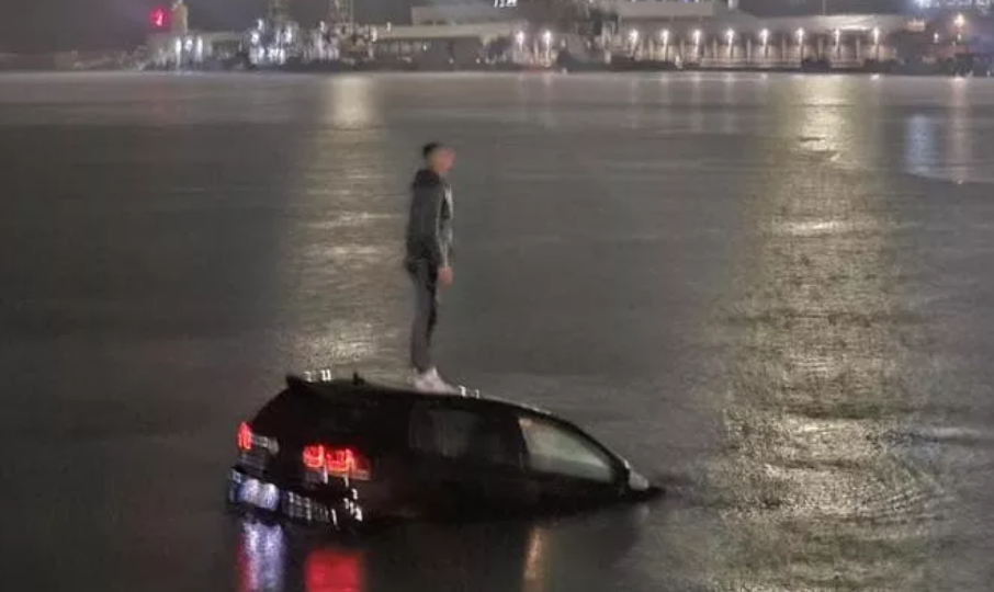 Vetura bie në det në Bari  shoferi shqiptar shpëton duke u ngjitur mbi të