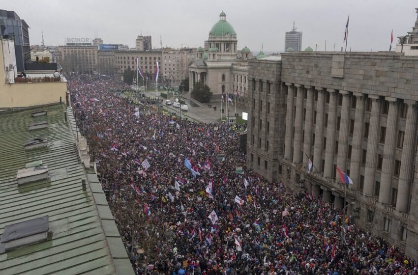  1 vit nga tragjedia në Novi Sad/ Studentët ‘pushtojnë’ Beogradin një natë para, thirrje qytetarëve të mblidhen së bashku