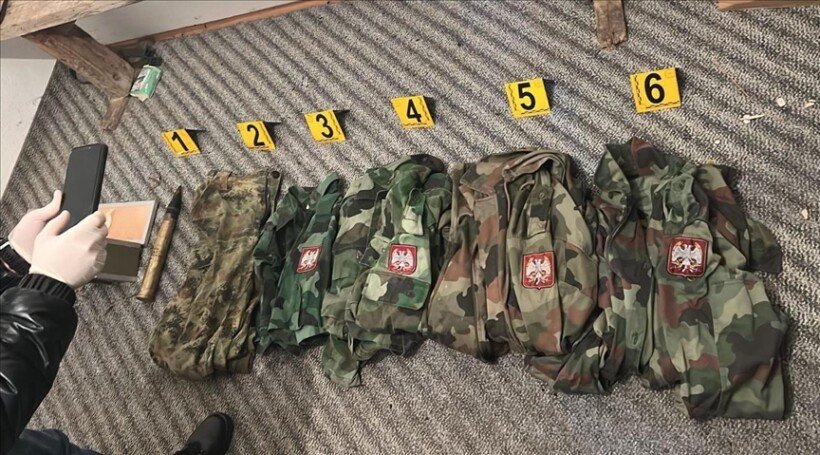  Gjenden uniforma ushtarake me emblema të ushtrisë serbe në veri të Kosovës