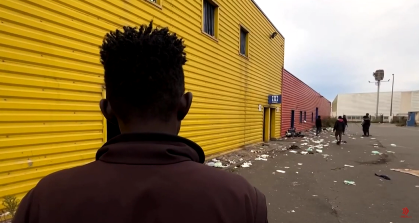  VIDEO  Vazhdojnë përplasjet partiake për migrantët e Britanisë