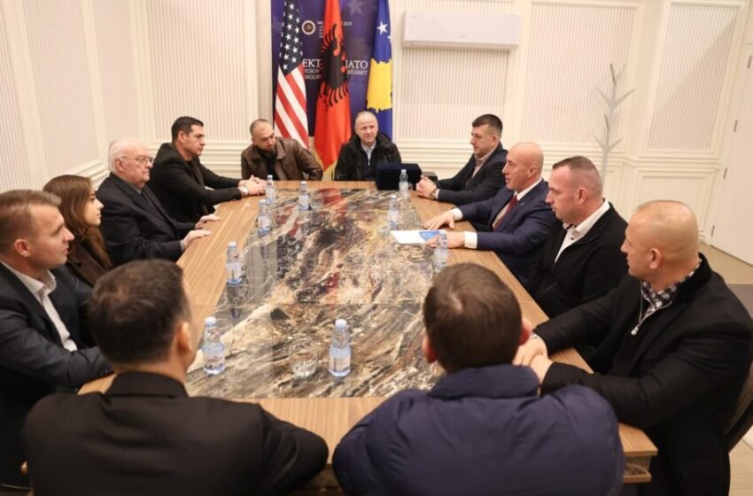  Haradinaj së bashku me bashkëluftëtarët nga Shkupi