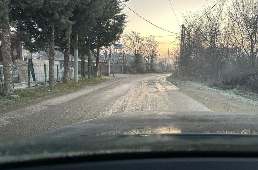  Qytetarët denoncojnë: Rruga në Kondovë e shndërruar në “pistë skijimi” (VIDEO)