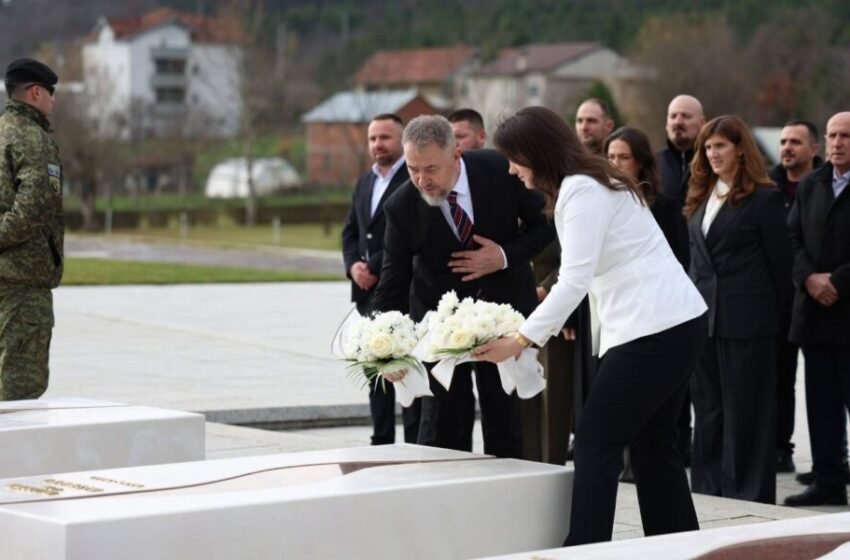  Pas marrjes së detyrës, Sami Lushtaku bashkë me deputetë e bashkëpuntorë bëjnë homazhe në Kompleksin “Adem Jashari”