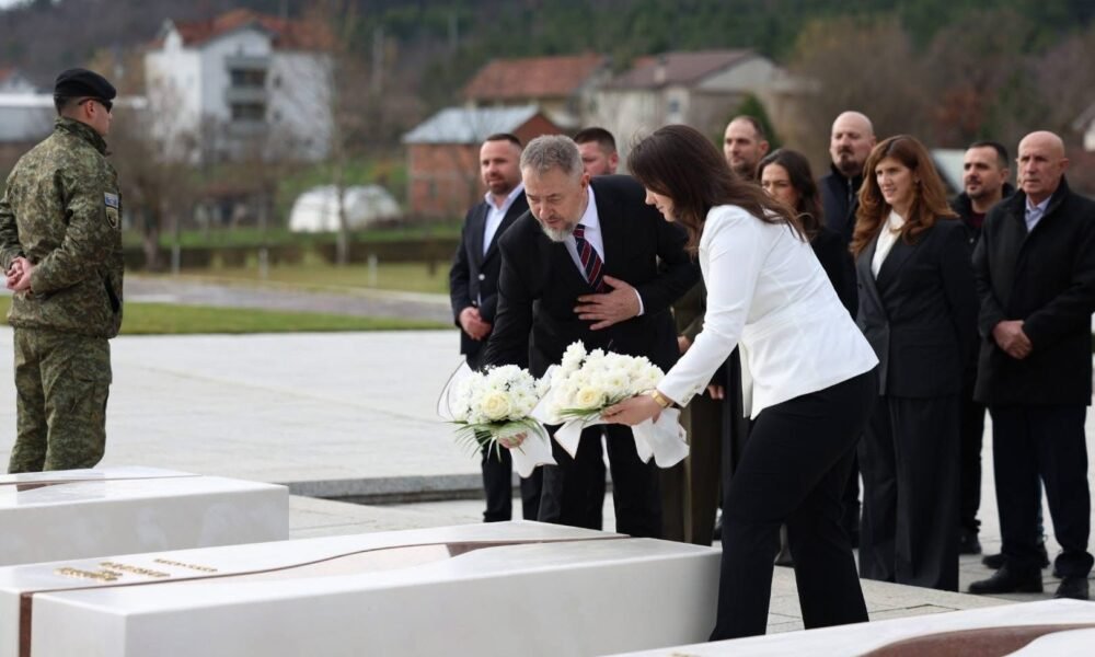 Pas marrjes së detyrës  Sami Lushtaku bashkë me deputetë e bashkëpuntorë bëjnë homazhe në Kompleksin  Adem Jashari 