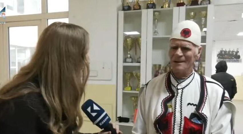  Me veshje kombëtare ia mësyn qendres së votimit (VIDEO)