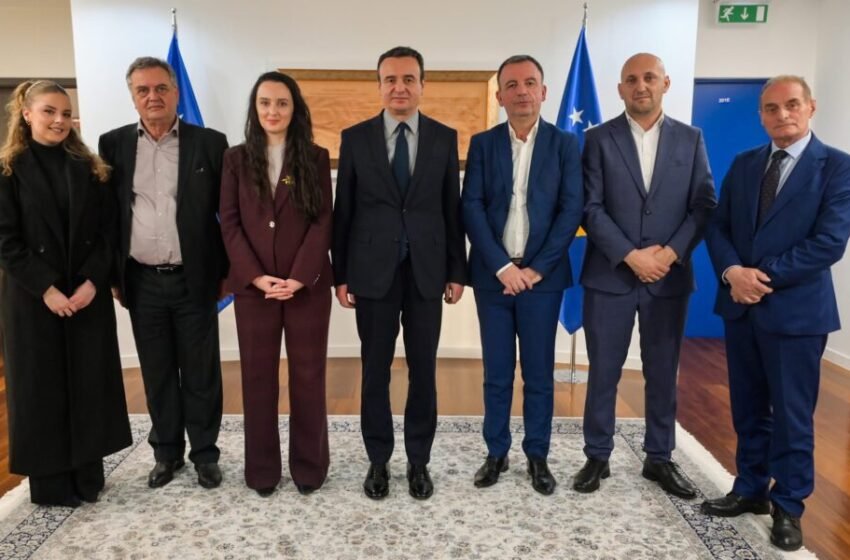  Kurti kthehet nga Davos, njofton për një takim me një grup krijuesish shqiptarë nga Mali i Zi