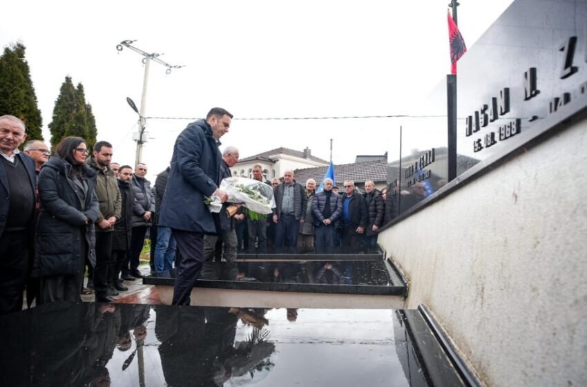  Abdixhiku bën homazhe në 23 vjetorin e vrasjes së Tahir Zemajt: Patriot i rrallë e strateg, ai krim ende rëndon ndërgjegjen e shoqërisë sonë
