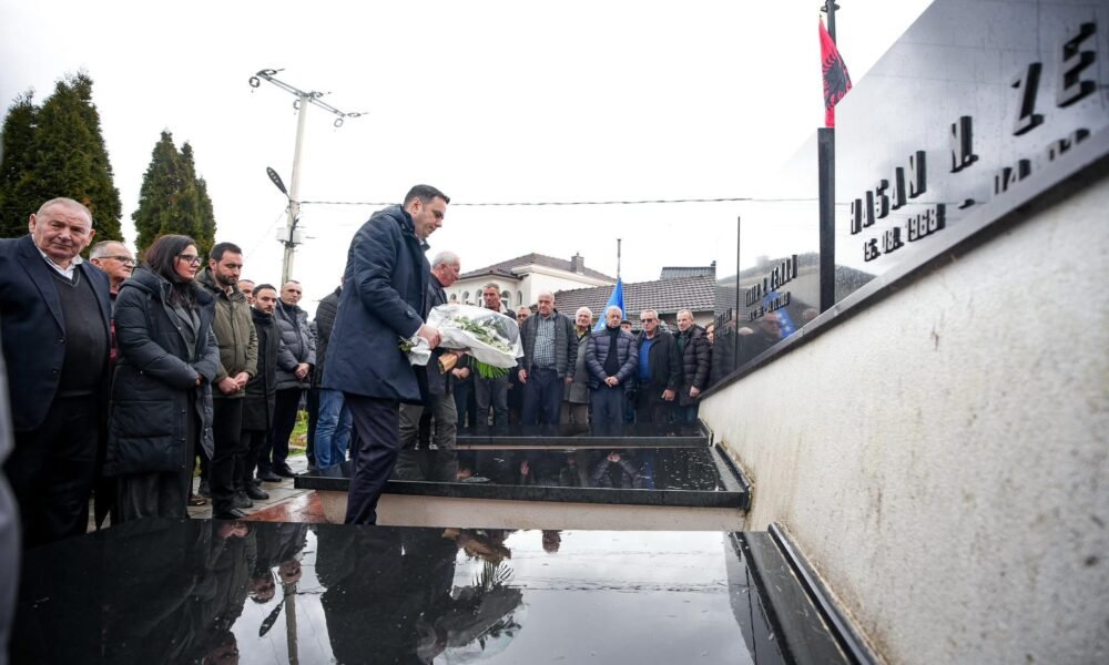 Abdixhiku bën homazhe në 23 vjetorin e vrasjes së Tahir Zemajt  Patriot i rrallë e strateg  ai krim ende rëndon ndërgjegjen e shoqërisë sonë