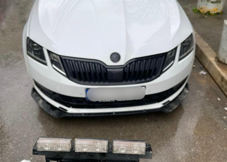  Gjobitet me 500 euro dhe i merret patenta shoferit në Prishtinë që po voziste me drita rotative