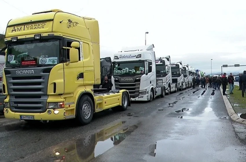  Transportuesit e Maqedonisë tërhiqen nga bllokadat