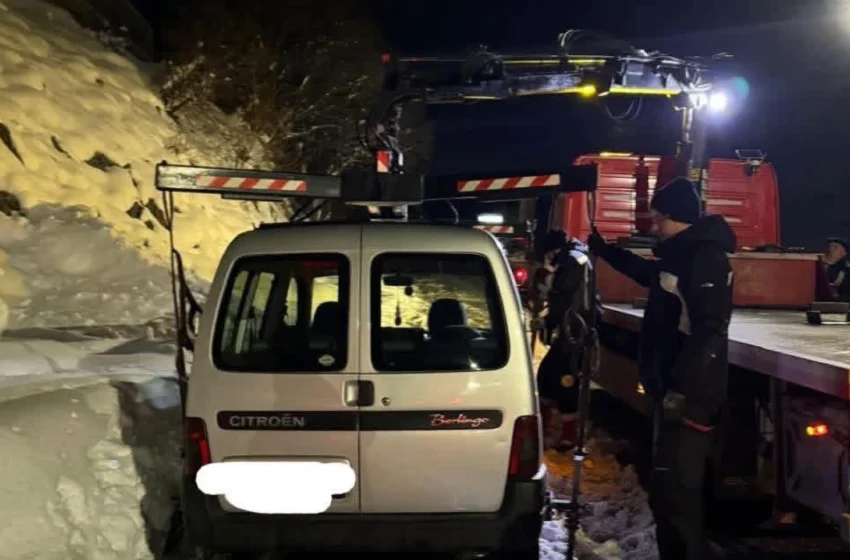  Qendra e skijimit “Kodra e Diellit”: Pronarët e veturave të parkuara përgjatë rrugës në ski-qendrën t’i largojnë menjëherë automjetet e tyre