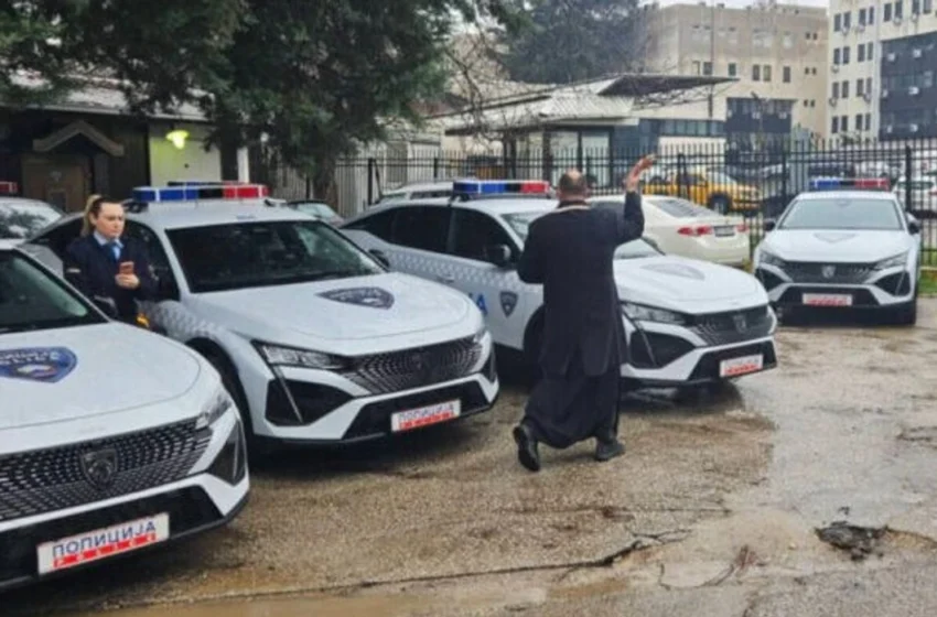  (VIDEO) MPB po heton priftin dhe policët që “bekuan” automjetet e policisë