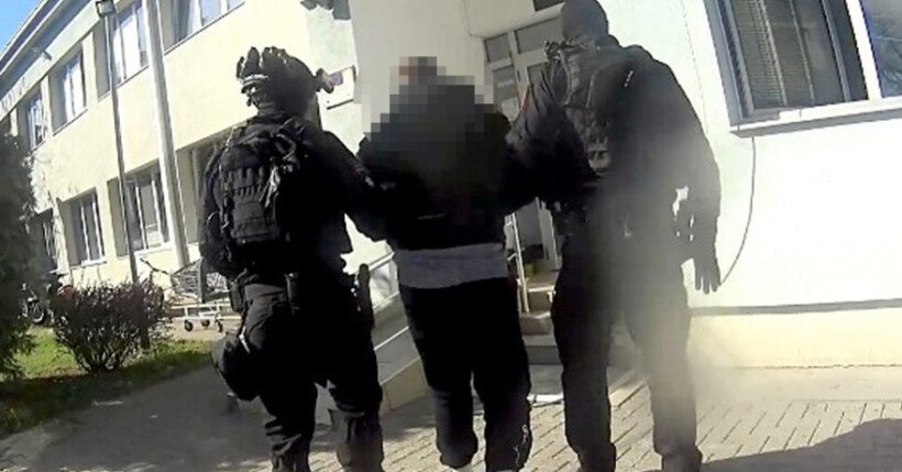  (VIDEO) Arrestohet në Tiranë i dyshuari për vrasjen e trefishtë në Kopanicë