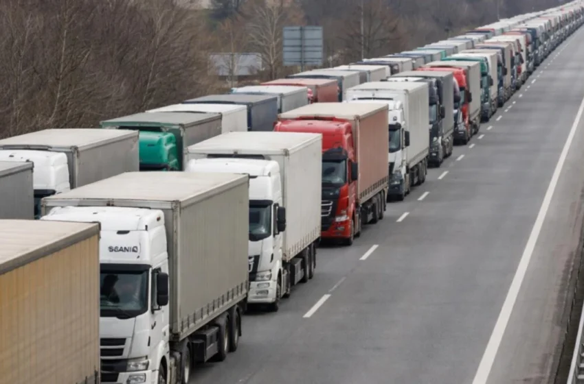  (VIDEO) Protestojnë transportuesit, Oda ekonomike: Bllokadat kufitare rrezikojnë zinxhirët e furnizimit