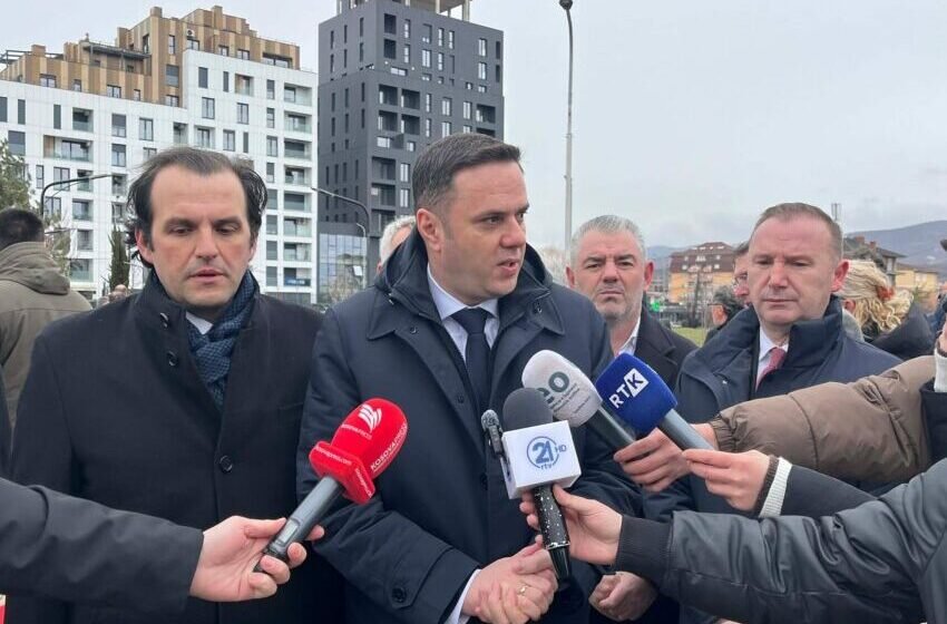  Abdixhiku bashkë me LDK-në bëjnë homazhe te varri i Ibrahim Rugovës: Mbetet shqiptari më i madh i të gjithë kohërave