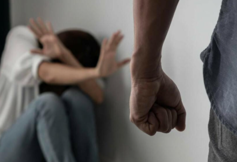  (VIDEO) 52 vjeçari rreh me grushta partneren e tij shtatëzënë