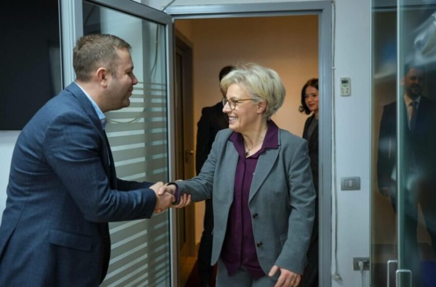  Donika Gërvalla pasi merr postin e ministres së Drejtësisë- ‘Askush nuk guxon të jetë mbi ligjin’