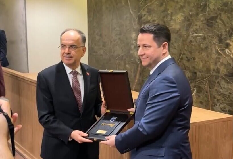  Presidenti Begaj në Gostivar, nderohet me “Çelësin e Komunës” nga Limani